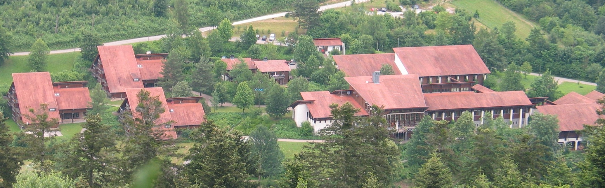 Auf dem Bild sind die Gebäude des FAZ Mattenhof zu sehen. Links drei Wohnheimgebäude, rechts daneben das Hauptgebäude, im Anschluss das Werkstattgebäude.