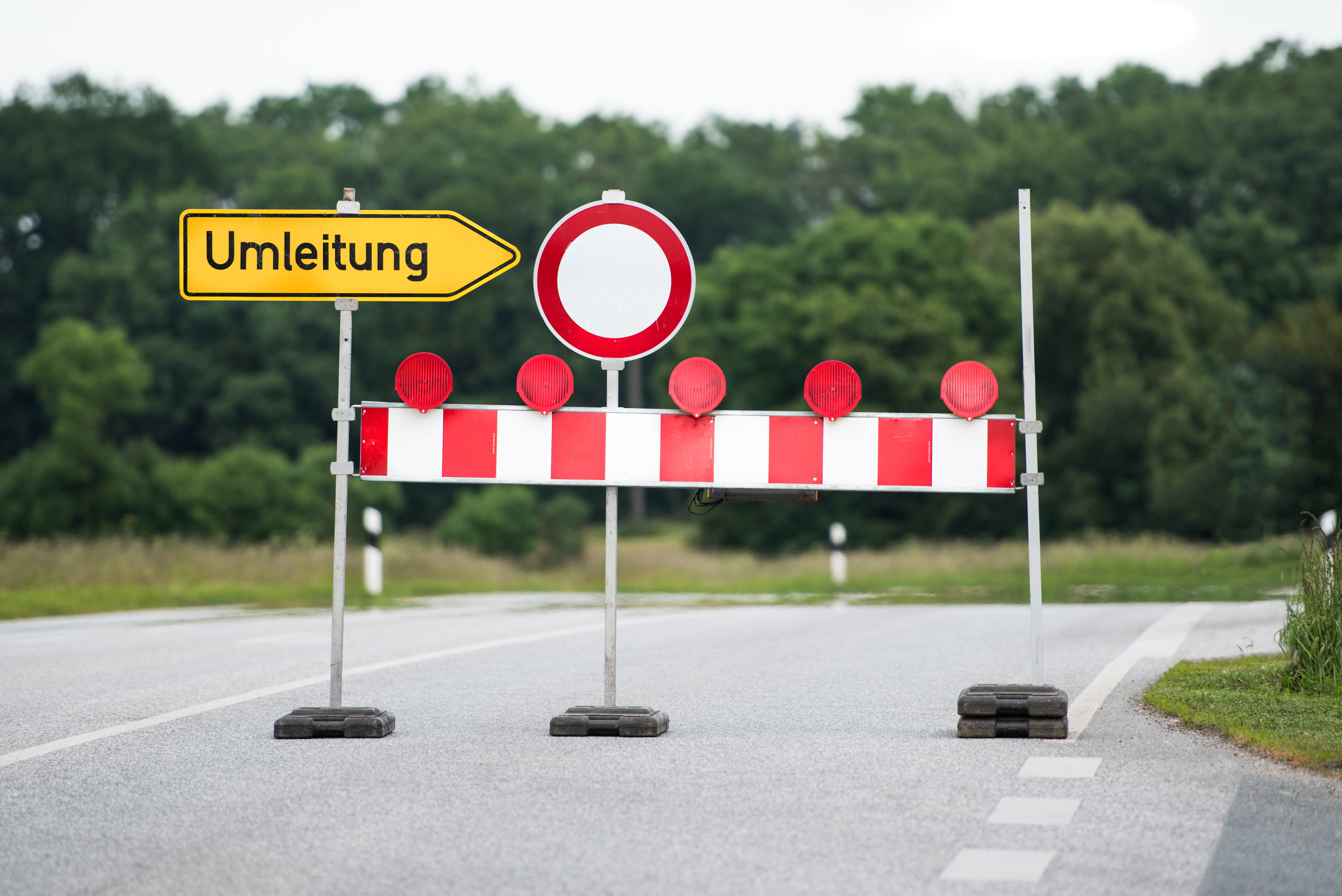 Ein Umleitungsschild und eine Straßensperre