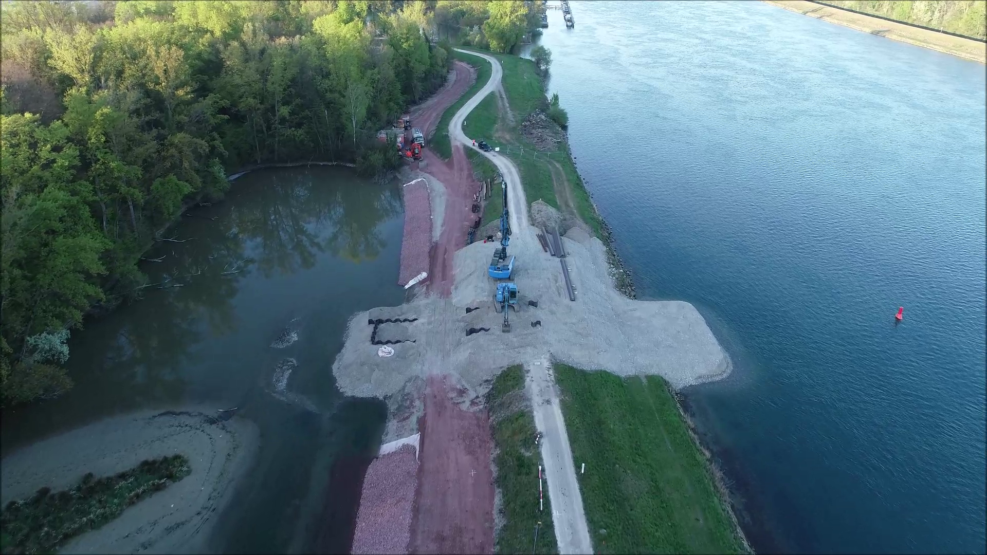 Das Bild zeigt die Baustelle des Einlassbauwerks am Rhein bei Breisach von oben.