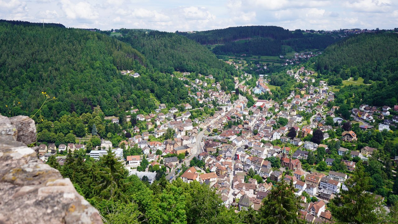 B 462 Ortsumfahrung Schramberg Schramberg, fotografiert von einem höher gelegenen Berg