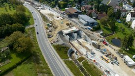Gut sichtbar: Der Tunnel wird bereits wieder mit Erde überschüttet