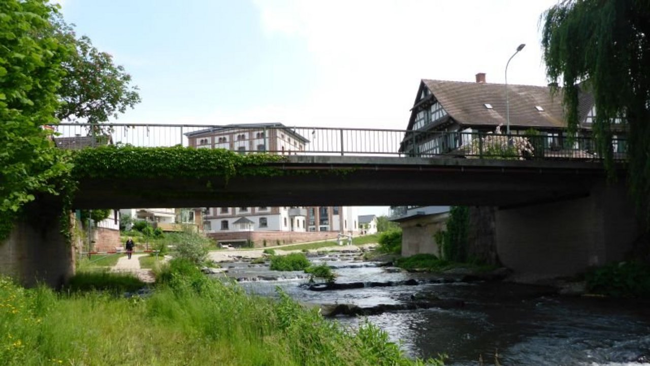 Seitliche Ansicht auf die Brücke in der Sandgasse