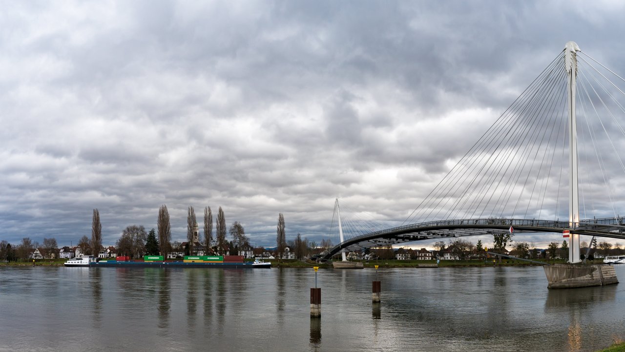 Blick auf die Brücke Passerelle des Deux Blick auf die Brücke Passerelle des Deux über den Rhein außerhalb von Straßburg