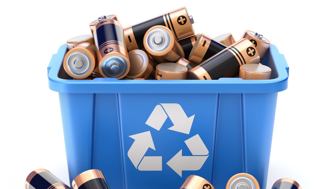 Industrie/Kommunen - Schwerpunkt Kreislaufwirtschaft Batterien in einem Kreislaufbehälter
