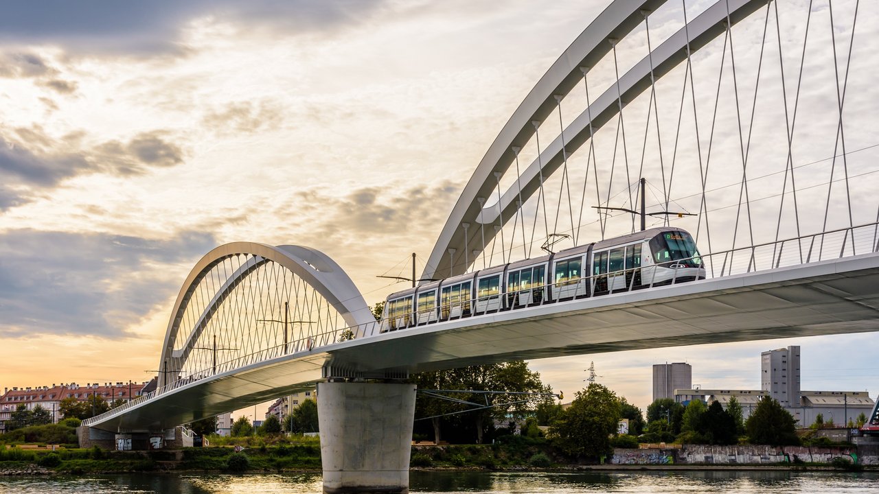 Eine Tram fährt über die Brücke bei Kehl
