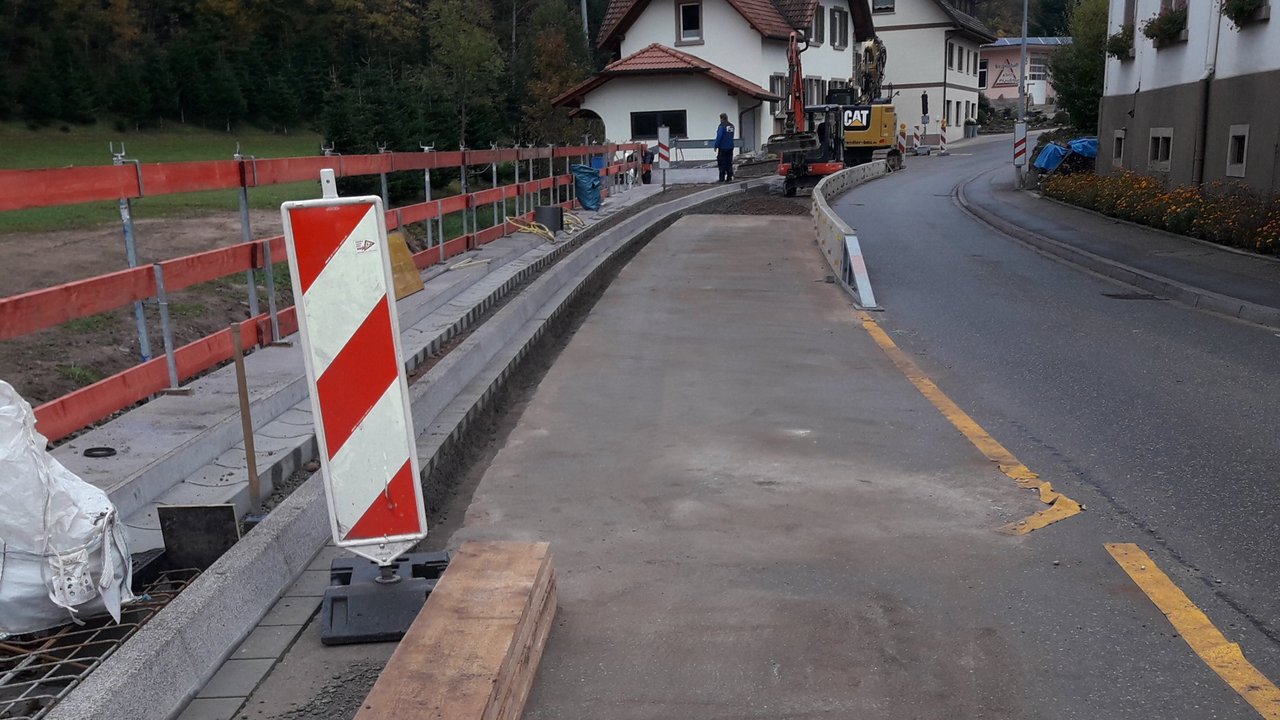 Eine Warnbake steht auf der Straße