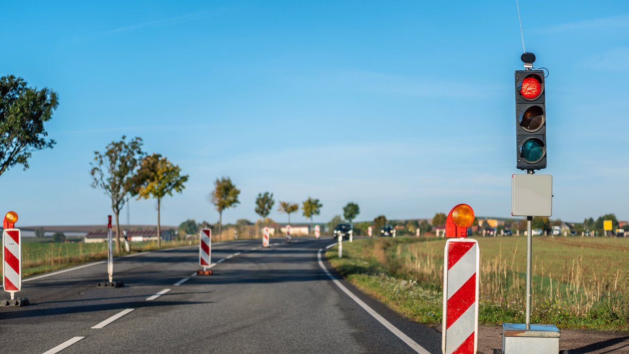 Rote Ampel bei einer halbseitigen Fahrbahnsperrung