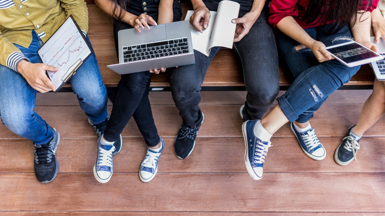 Referat 75- Allgemein bildende Gymnasien Schülerinnen und Schüler sitzen auf einer Treppe