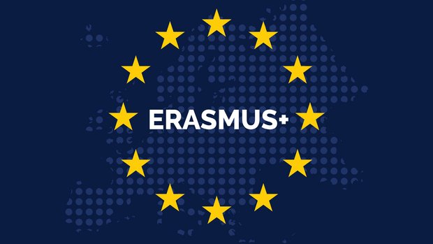 Erasmus+ steht in innerhalb der europäischen Flagge