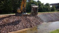 Sicherung der Böschung mit geschütteten Flussbausteinen