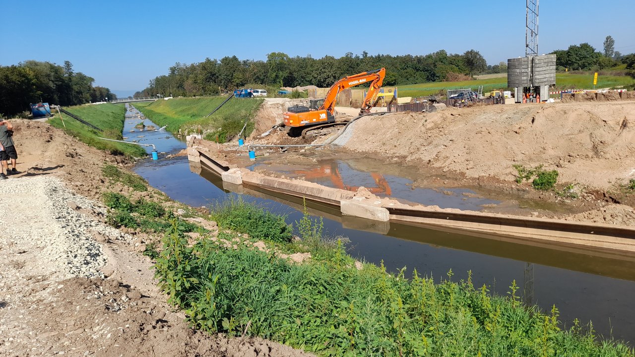 Ausbau des Schutterentlastungskanals Der Schutterentlastungskanal wird mit zwei Baggern saniert