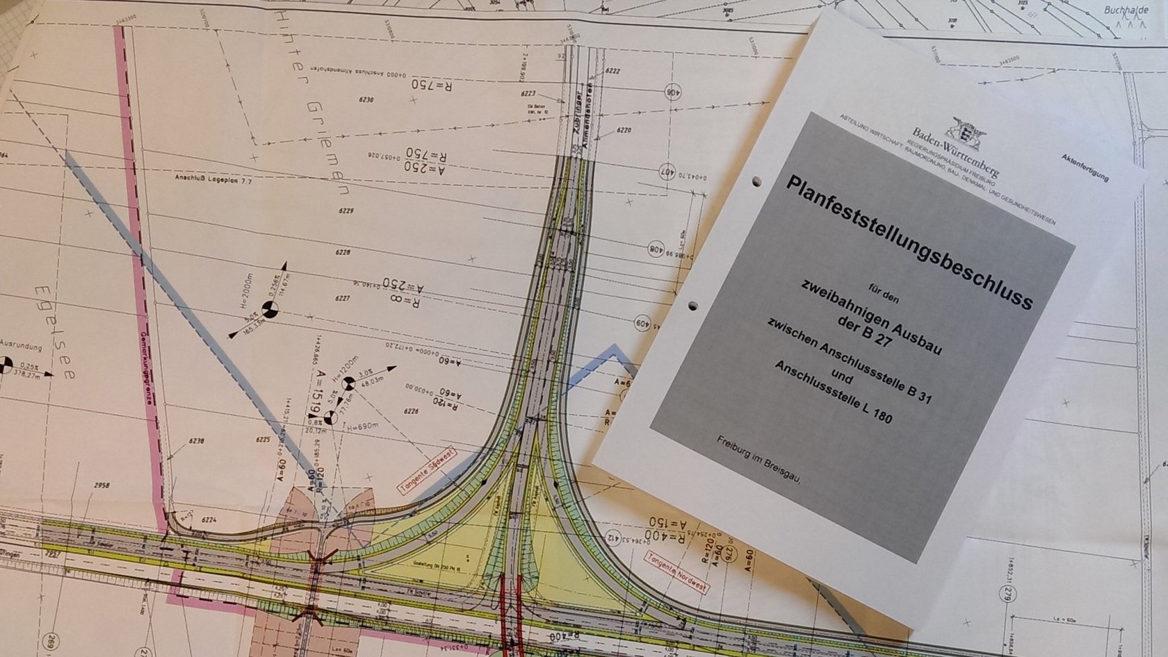 Ein Planfeststellungsbeschluss auf einem Plan