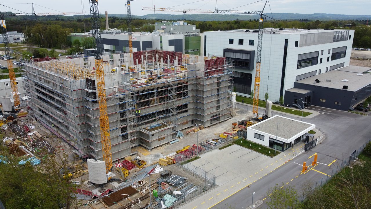 Rohbau des mehrstöckigen Neubaus der Takeda GmbH im Industriegebiet Singen.