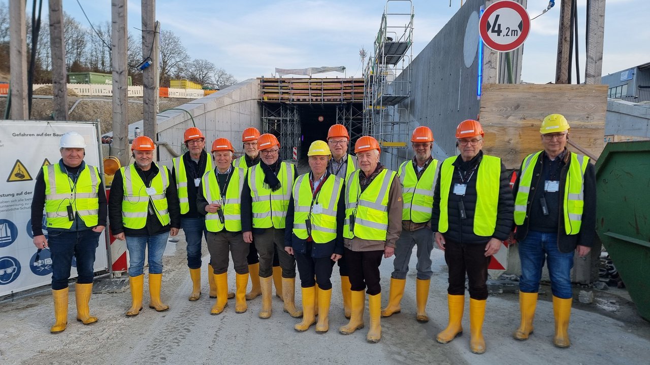 Gruppenfoto auf Baustelle