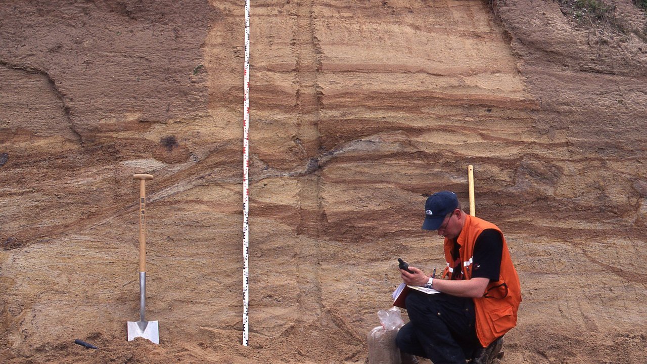 Landesamt für Geologie, Rohstoffe und Bergbau Ein Mitarbeiter des LGRB vor Gestein
