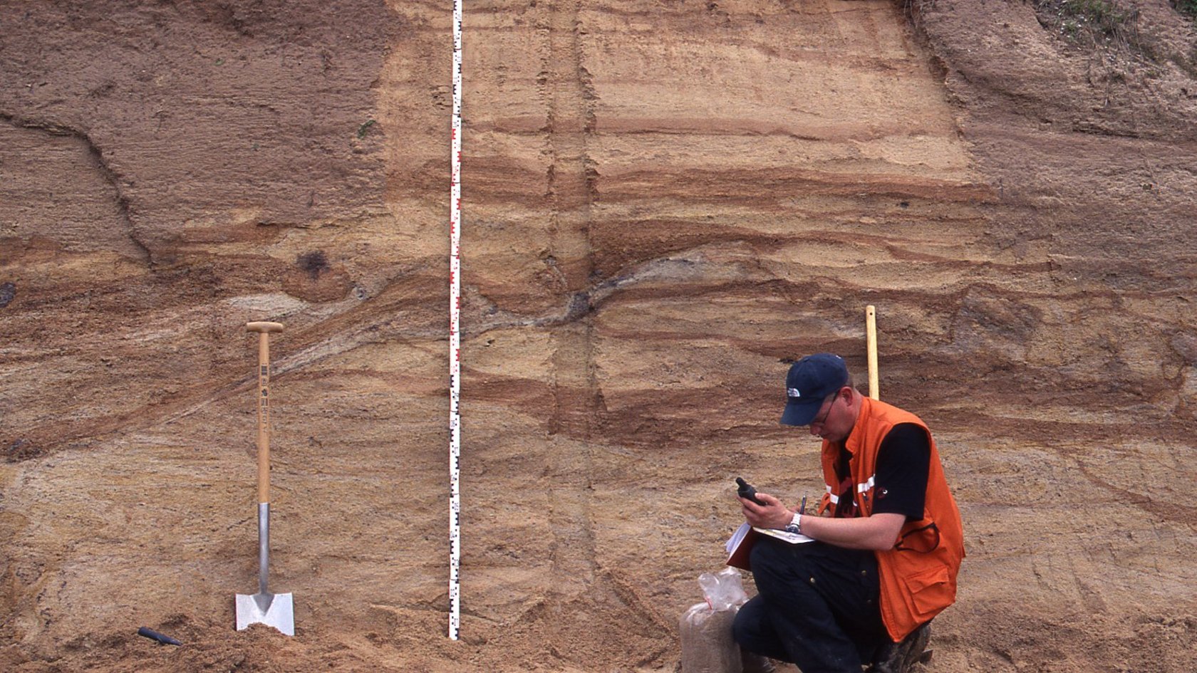 Ein Mitarbeiter des LGRB vor Gestein