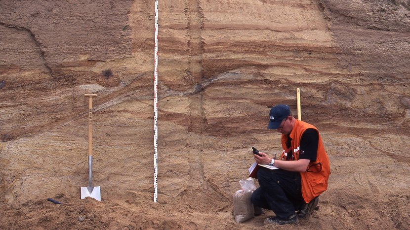 Ein Mitarbeiter des LGRB vor Gestein