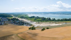 Links: Hegne; Mitte: Fläche der Vorkonsolidierung; Hintergrund: Inseldamm und Insel Reichenau