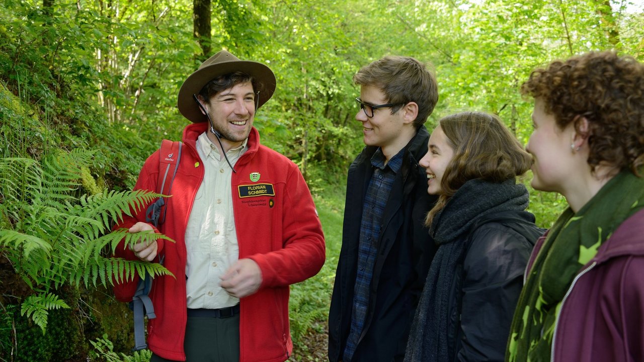 Biosphären-Ranger Florian Schmidt im Gespräch mit Besucherinnen und Besuchern