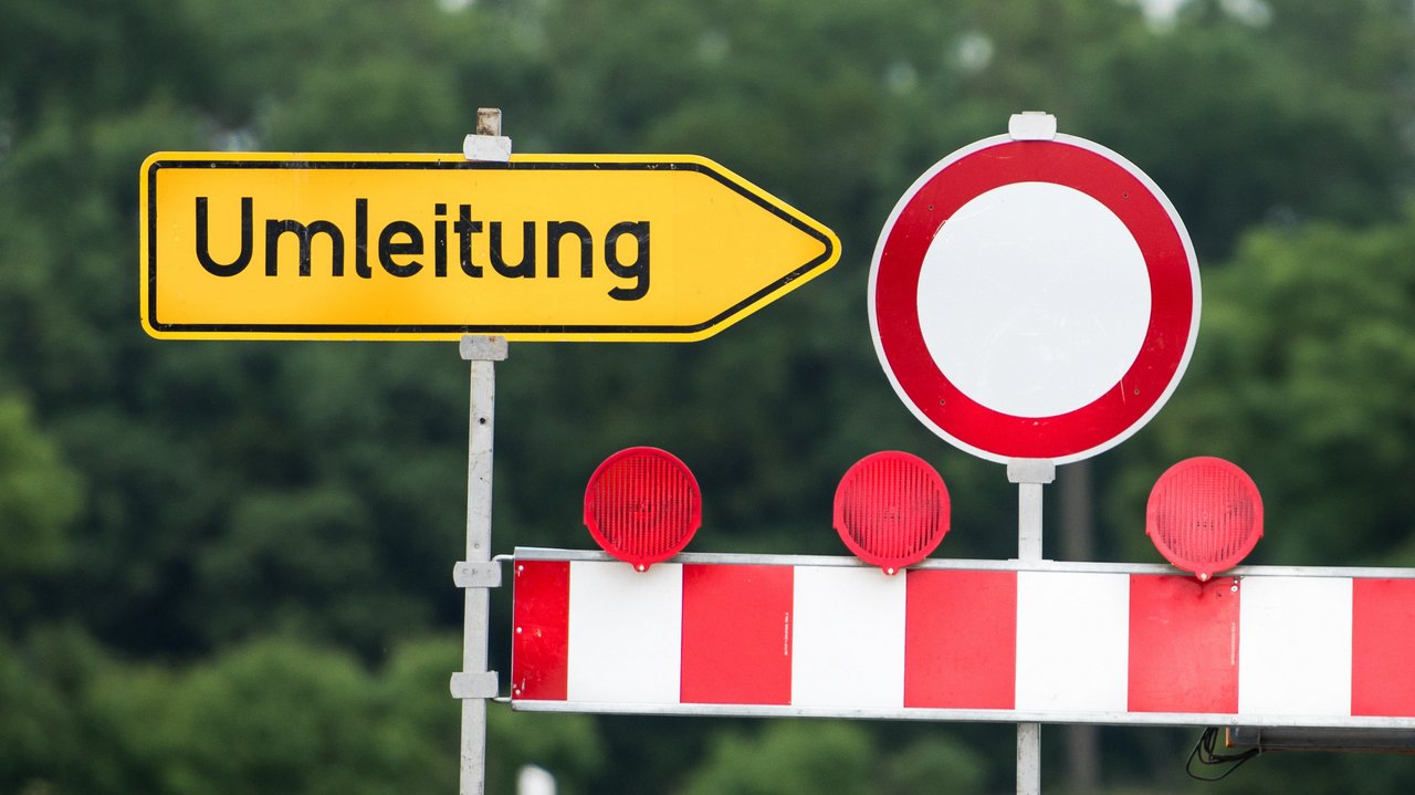 Ein Umleitungsschild und eine Straßensperre