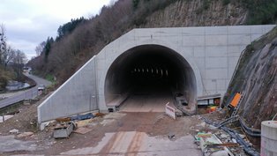 Tunnel bei Winden Blick auf den Auseingang des Tunnels