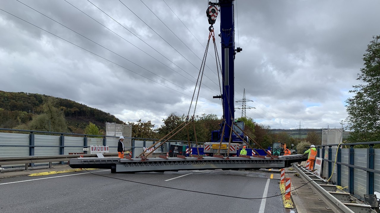 Einbau der neuen Fahrbahnübergangskonstruktion auf der Wiesebrücke.