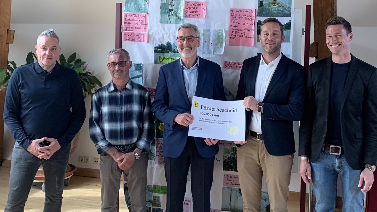 Abteilungsleiter Johannes Dreier übergibt den Förderbescheid