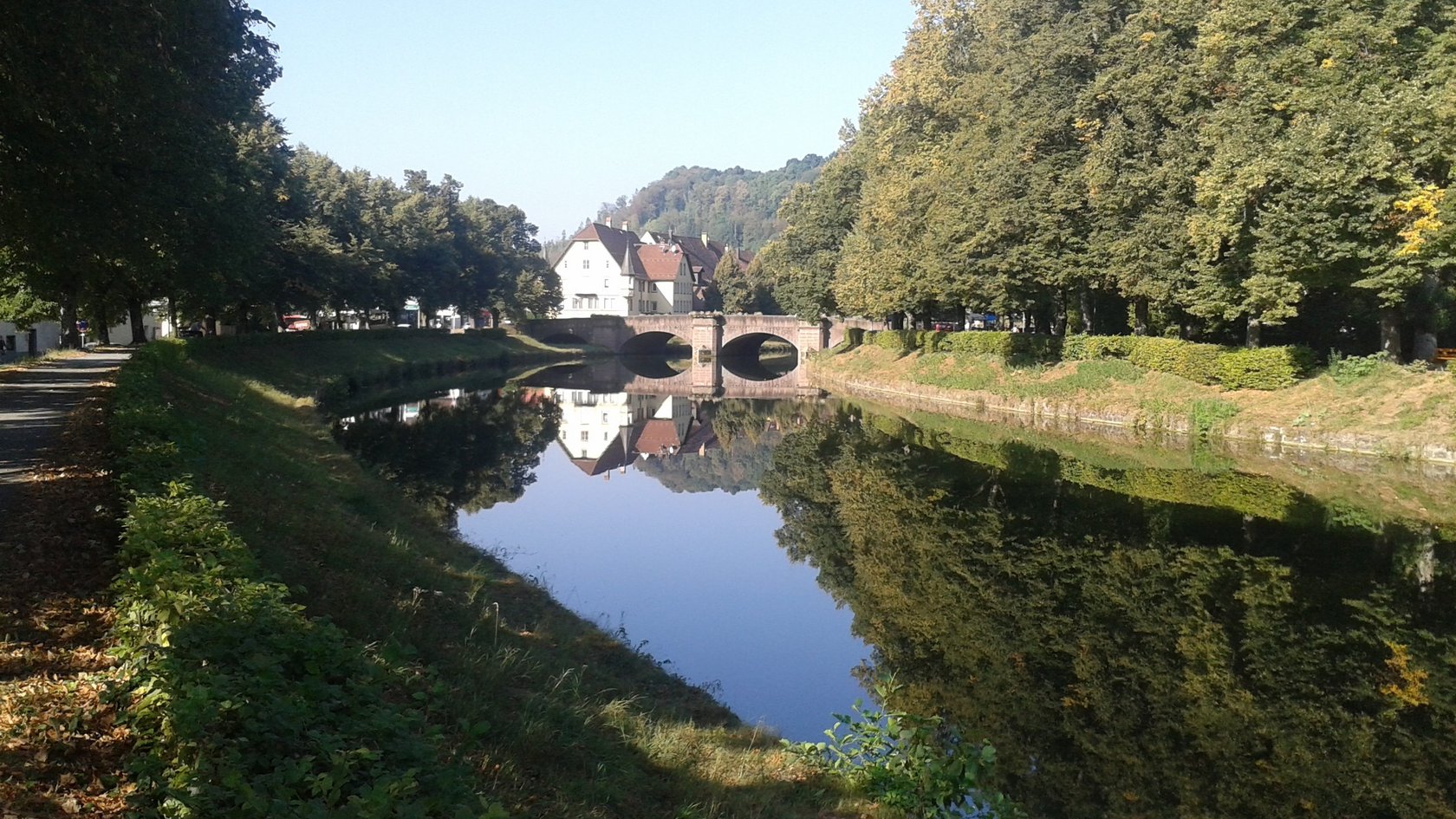 Staubereich mit Hochwasserschutzdamm in Sulz am Neckar