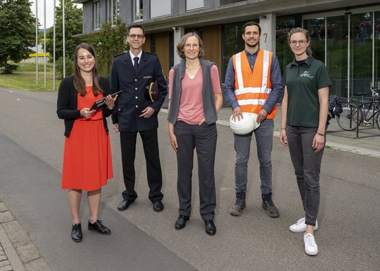 Mehrere Personen stehen nebeneinander