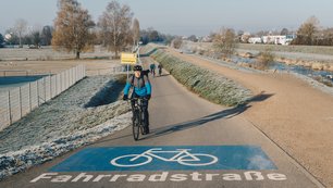 Fahrradfahrer auf einem Radweg