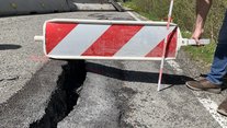 Die Rutschung Ende April 2024 Tiefer Riss im Straßenbelag