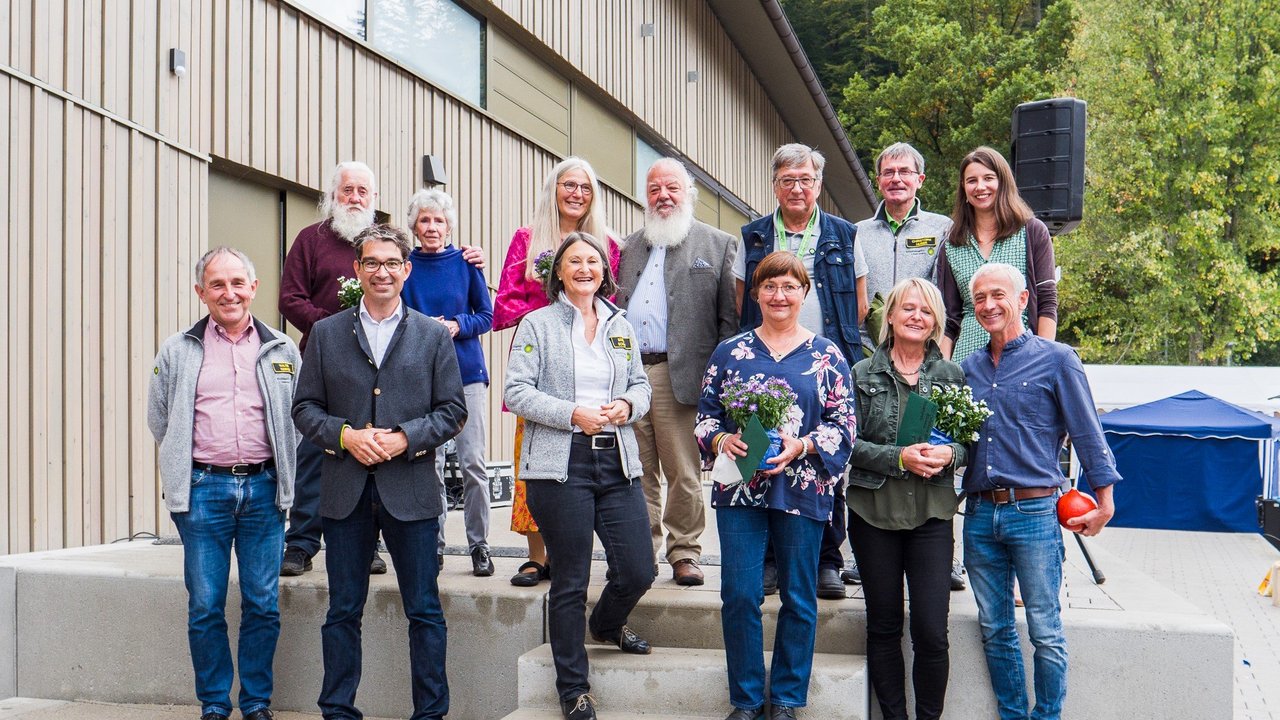 Gruppenbild der Preisträgerinnen und Preisträger des Naturgartenwettbewerbs