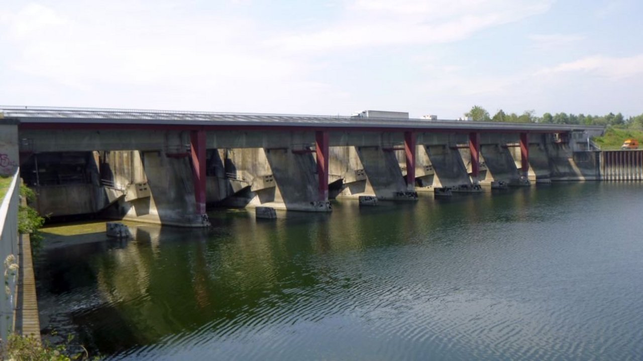 Wehrbrücke auf dem Rhein