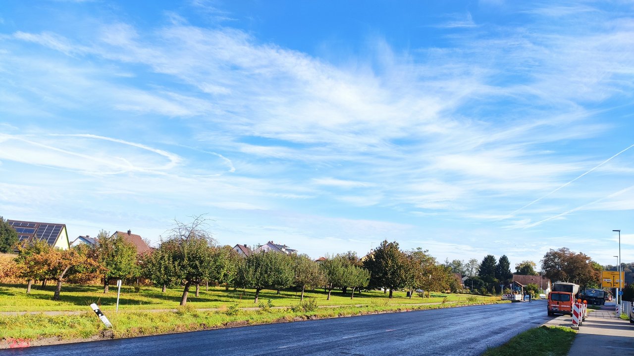 Frischer Asphalt unter blauem Himmel