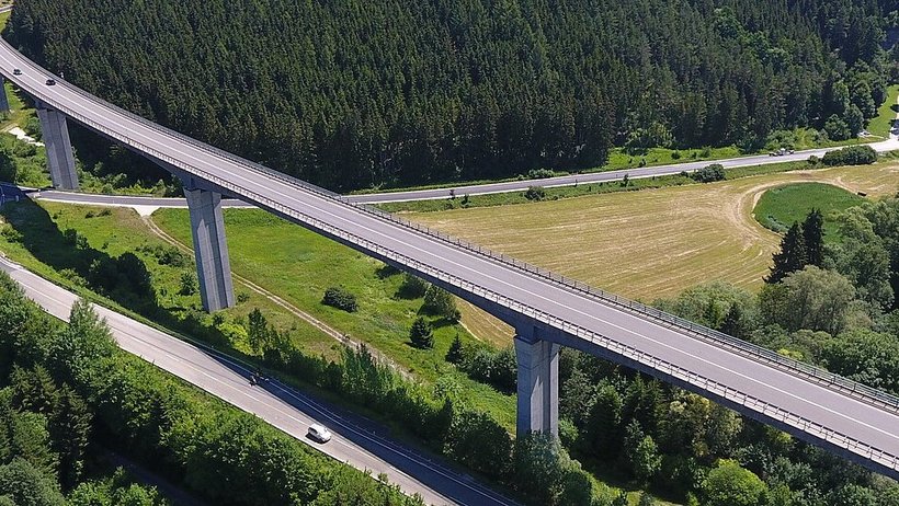 Luftbild der Gauchachtalbrücke