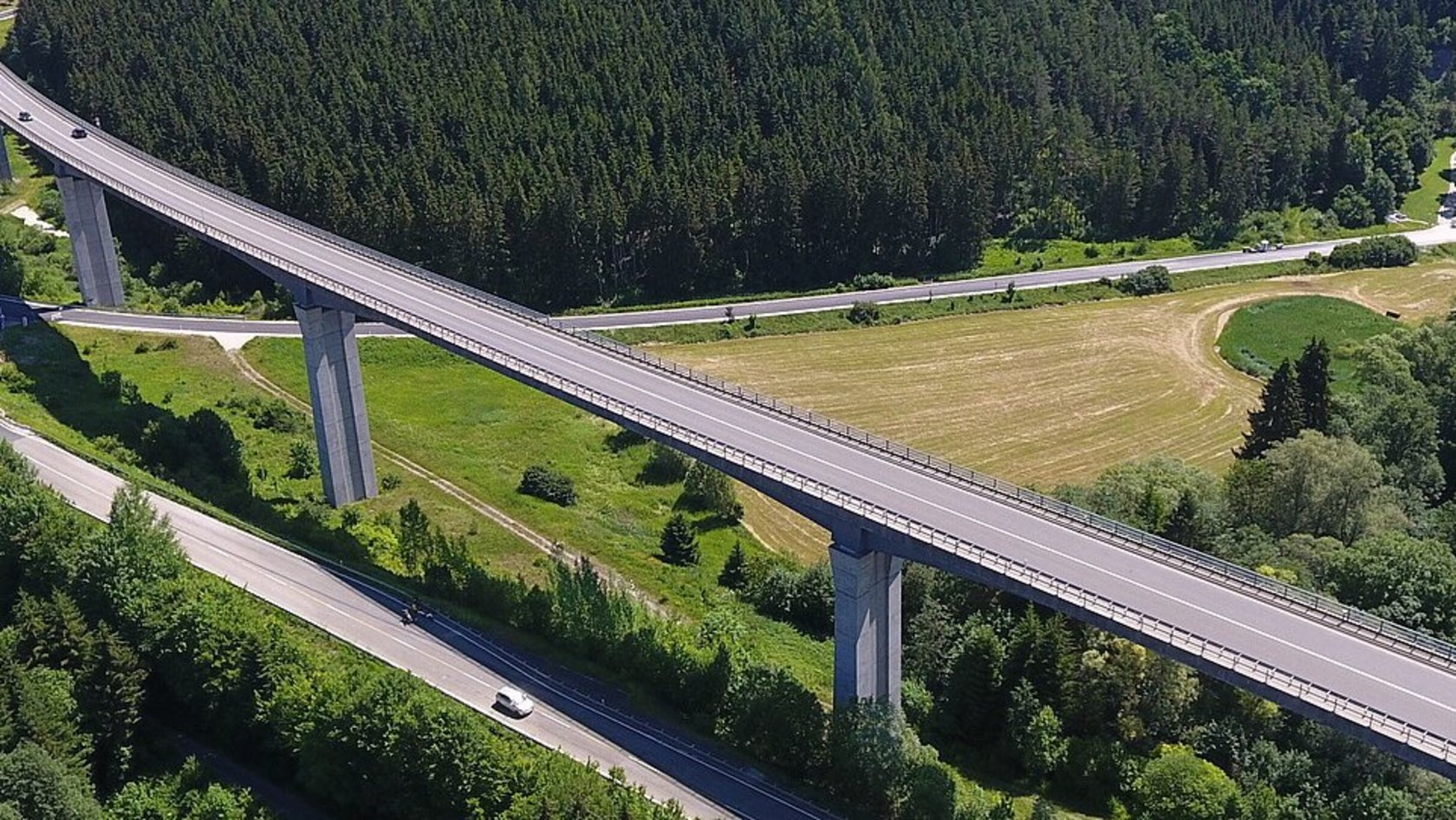 Luftbild der Gauchachtalbrücke