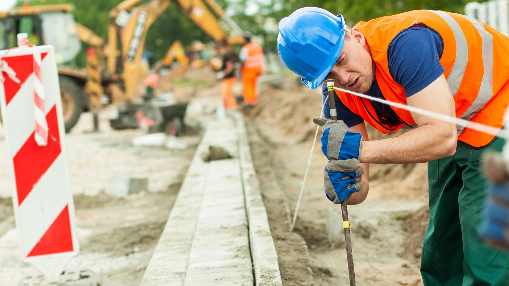 Zwei Personen beim Straßenbau