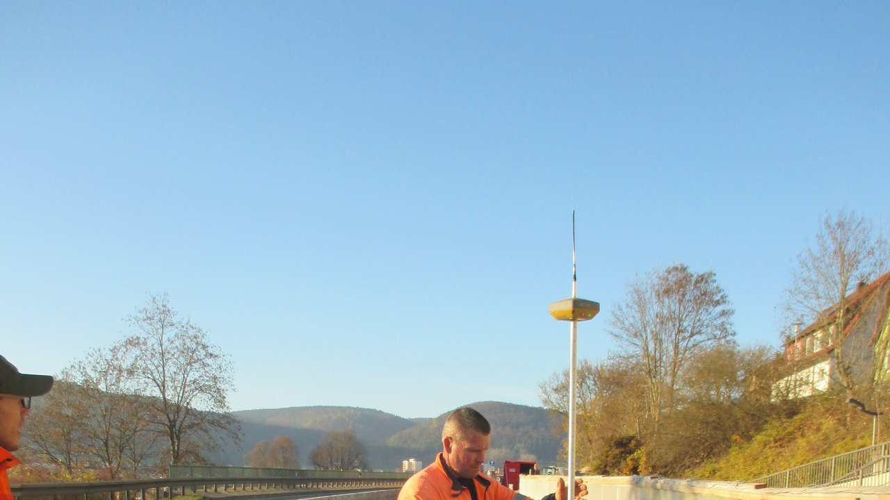 Bauarbeiter auf der Baustelle für die Lärmschutzwand an der B 14 bei Wurmlingen