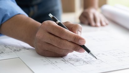 Planfeststeller bei der Arbeit
