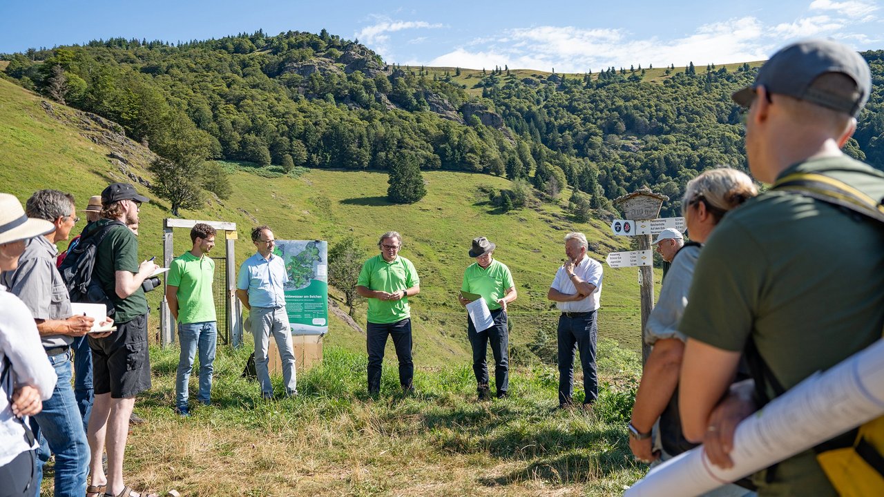 Regierungspräsident Gabbert erläutert das Weidewasserkonzept