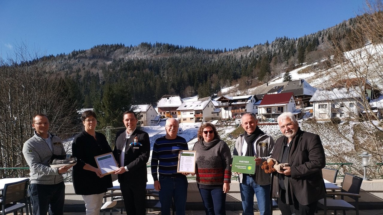 Neue Partner für das Biosphärengebiet (von links): Jan Faßbender, Ortsvorsteher Marion Isele aus Muggenbrunn, Sebastian Bock (Grüner Baum), Ortsvorsteher Rolf Vollmer aus Wies, Karin Wohlschlegel (Silbermättle Alpakas), Geschäftsführer Walter Kemkes und Hubert Albiez (Grüner Baum). 