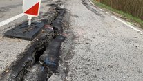 Hangrutsch und Auswirkungen am 10. April 2024 Großer Riss im Asphalt