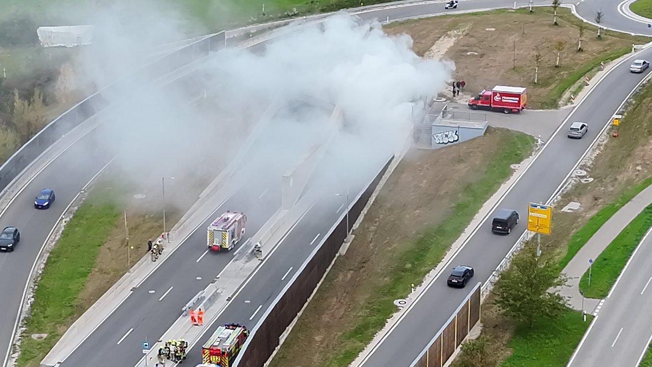 Eine Luftaufnahme einer Feuerwehrübung am Tunnel Waldsiedlung