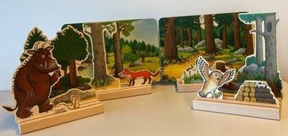 Bild zeigt die Erzählschiene mit dem Grüffelo und Motiven aus dem Wald