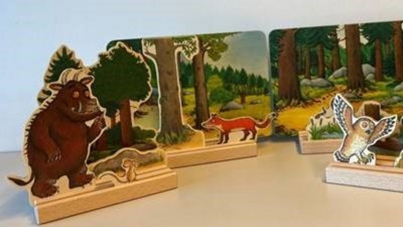 Bild zeigt die Erzählschiene mit dem Grüffelo und Motiven aus dem Wald