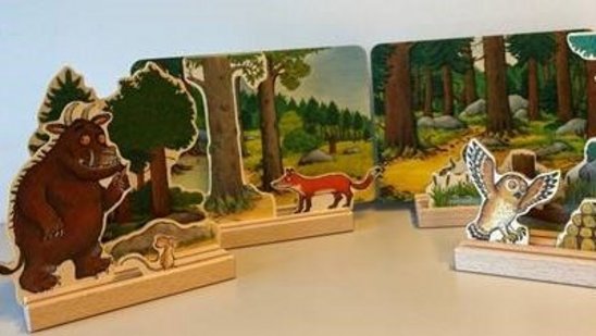 Bild zeigt die Erzählschiene mit dem Grüffelo und Motiven aus dem Wald