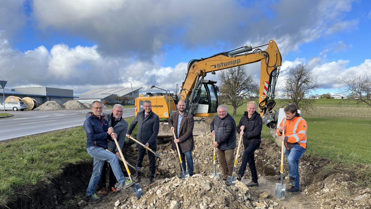 Foto: Beim symbolischen Spatenstich waren neben den Bürgermeistern Christian Abert (Kolbingen), Jörg Kaltenbach (Mühlheim) und Jürgen Zinsmayer (Renquishausen) auch Bernd Schwär und Axel Berger vom Planungsbüro Breinlinger Ingenieure, Andy Weinmann vom Straßenbauunternehmen Stumpp sowie Benjamin Zenke vom Regierungspräsidium Freiburg.