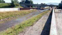 Teilfertiggestellte Hochwasserschutzwände aus Ortbeton und Spundwänden