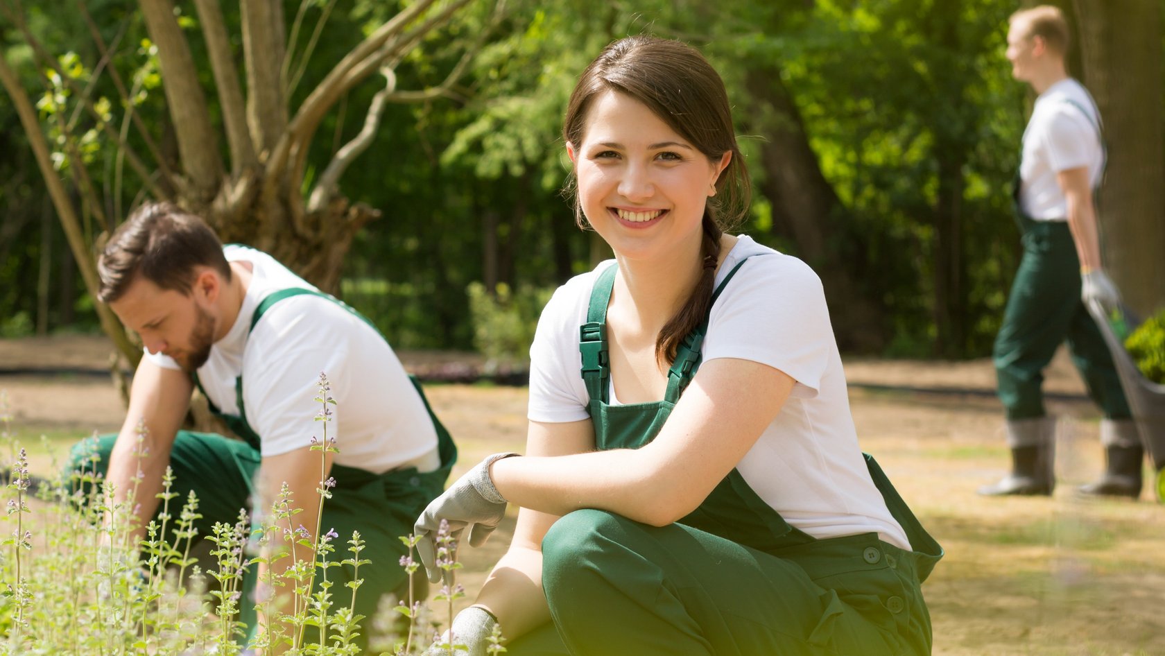 Eine Frau und ein Mann bepflanzen ein Beet