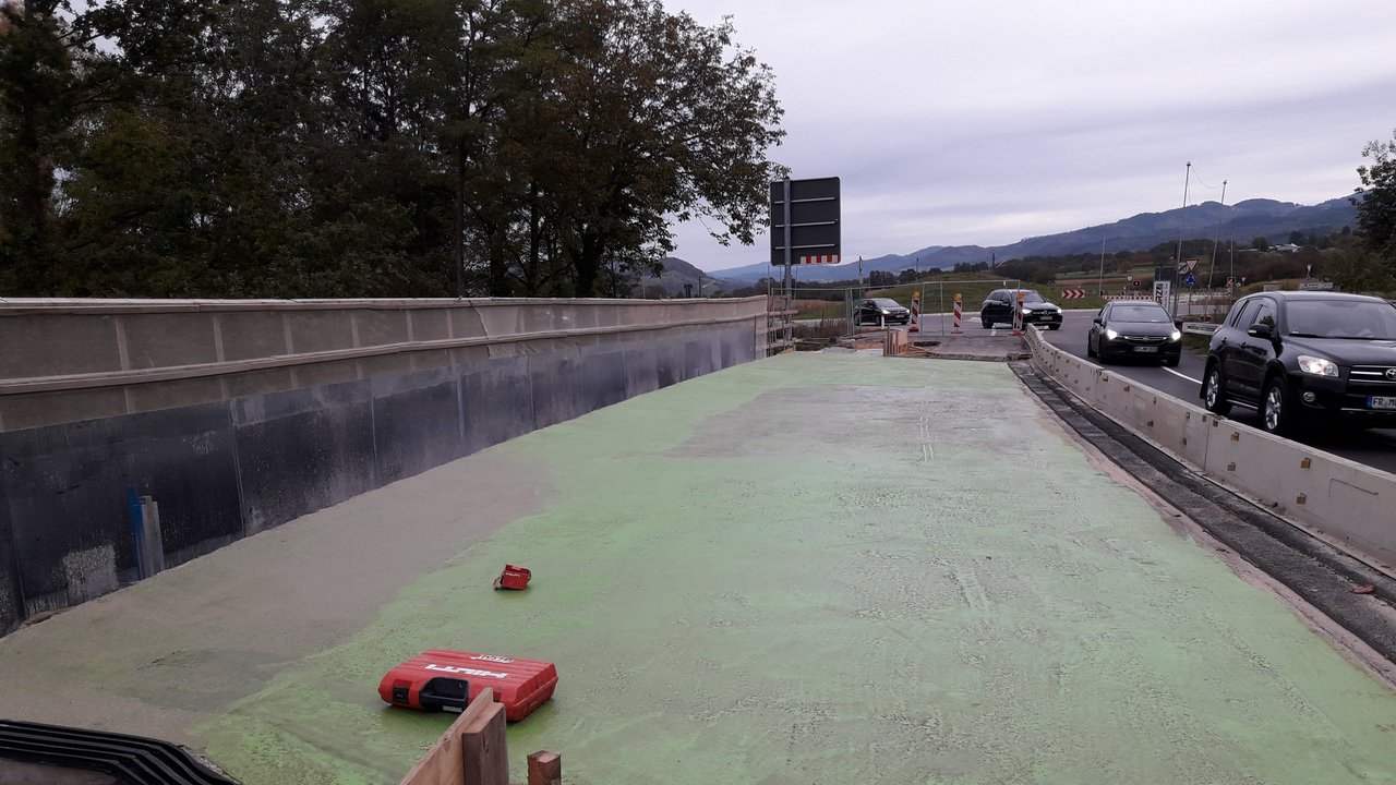 Blick auf den Asphalt auf der Brücke